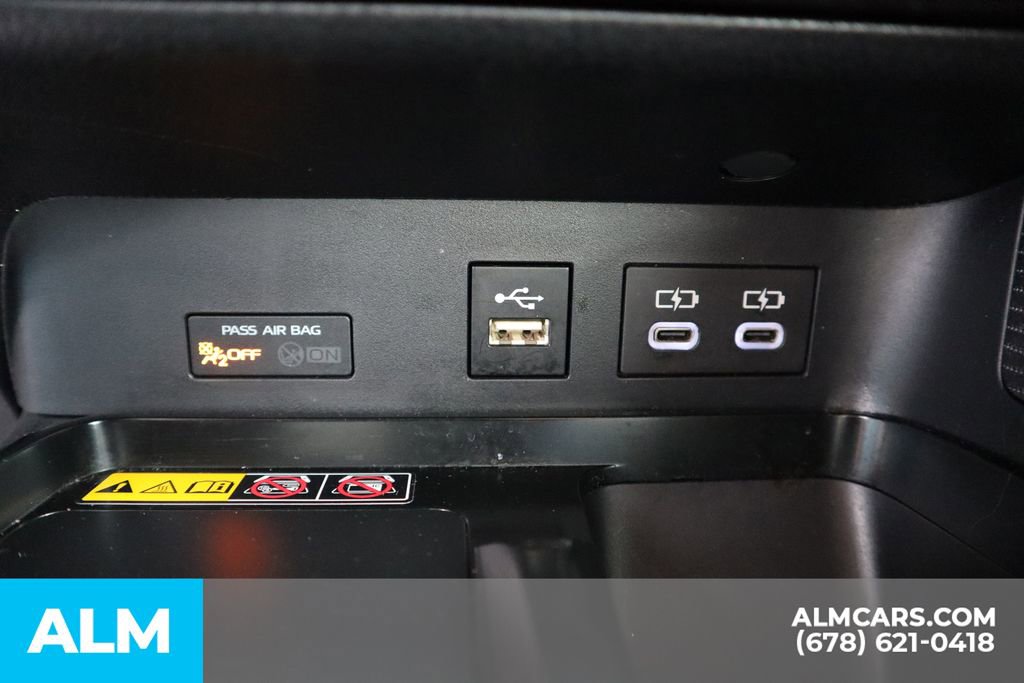 Used 2025 Toyota Camry SE image 32