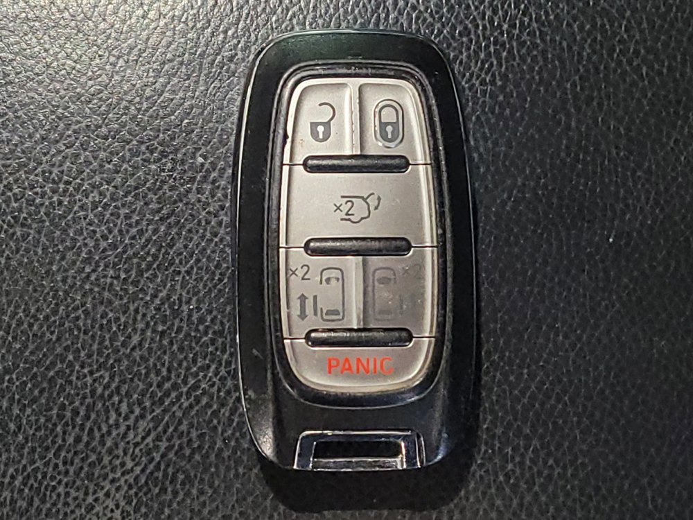 Used 2017 Chrysler Pacifica Touring FWD image 32