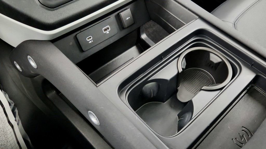 Used 2023 Land Rover Defender 90 SE image 16