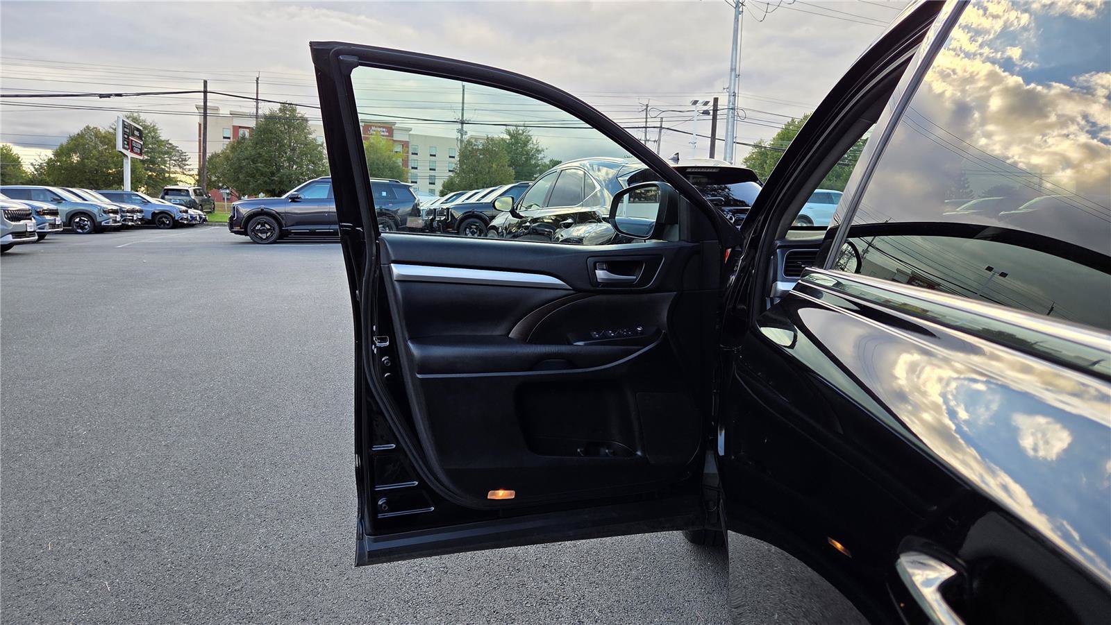 Used 2018 Toyota Highlander XLE AWD/4WD image 17
