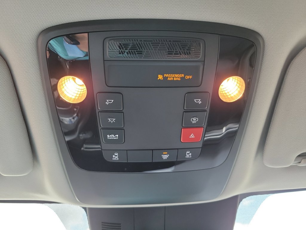 Used 2025 Kia Carnival FWD image 32