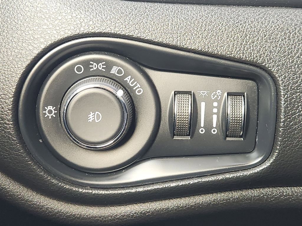 Used 2018 Jeep Renegade Altitude FWD image 23