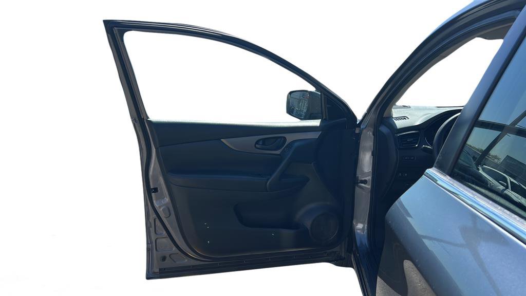 Used 2021 Nissan Rogue Sport S image 11