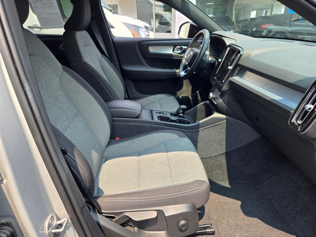 Used 2024 Volvo XC40 B5 Core image 6