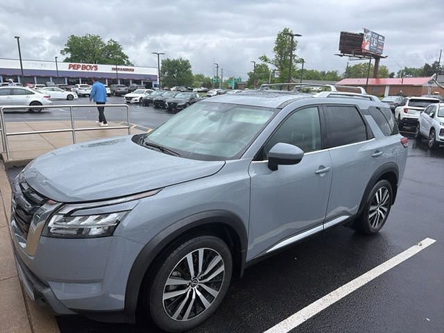 Used 2024 Nissan Pathfinder Platinum AWD/4WD image 5