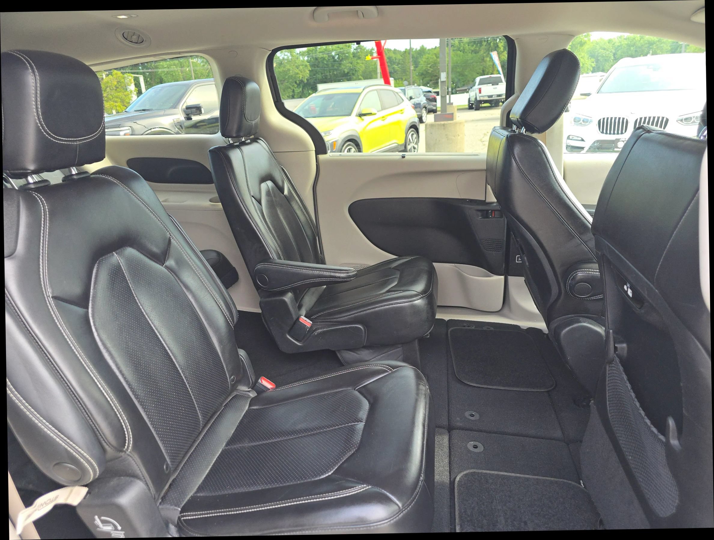 Used 2023 Chrysler Pacifica Touring-L FWD image 18