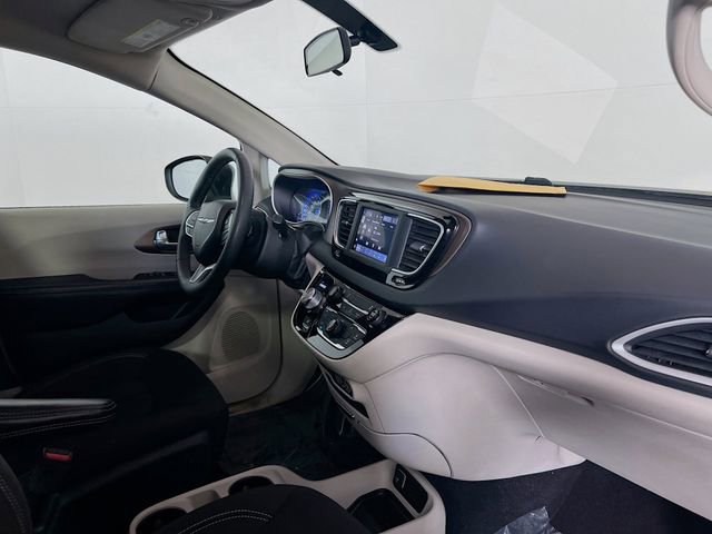 Used 2022 Chrysler Voyager LX image 9