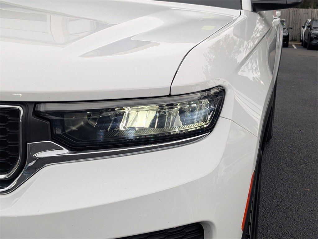 Used 2024 Jeep Grand Cherokee Laredo X image 12