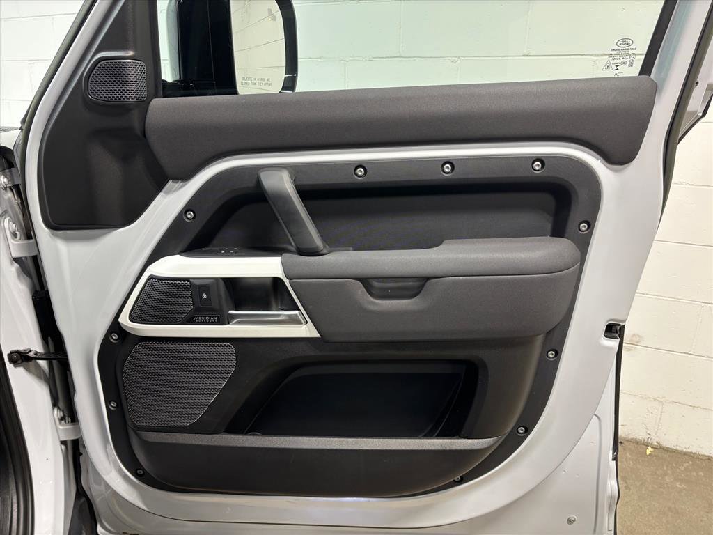 Used 2023 Land Rover Defender 110 SE image 31