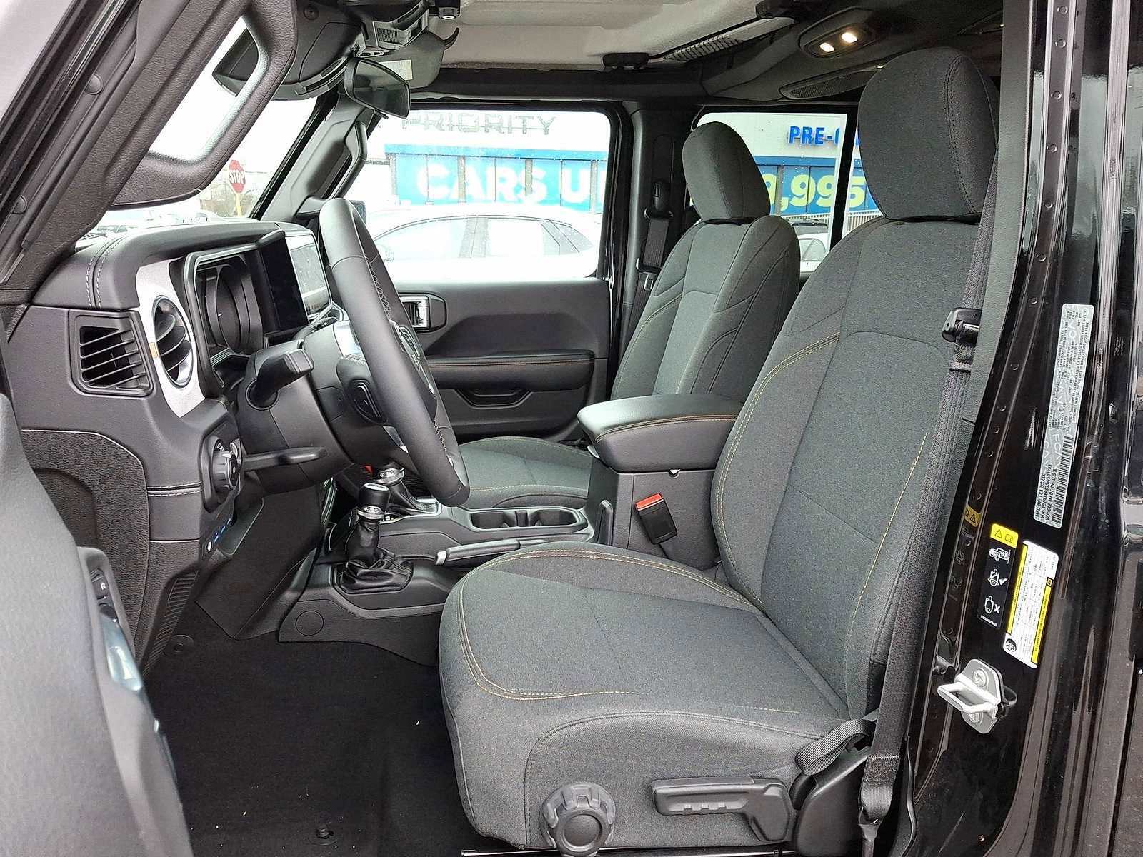 Used 2025 Jeep Wrangler Sahara image 24