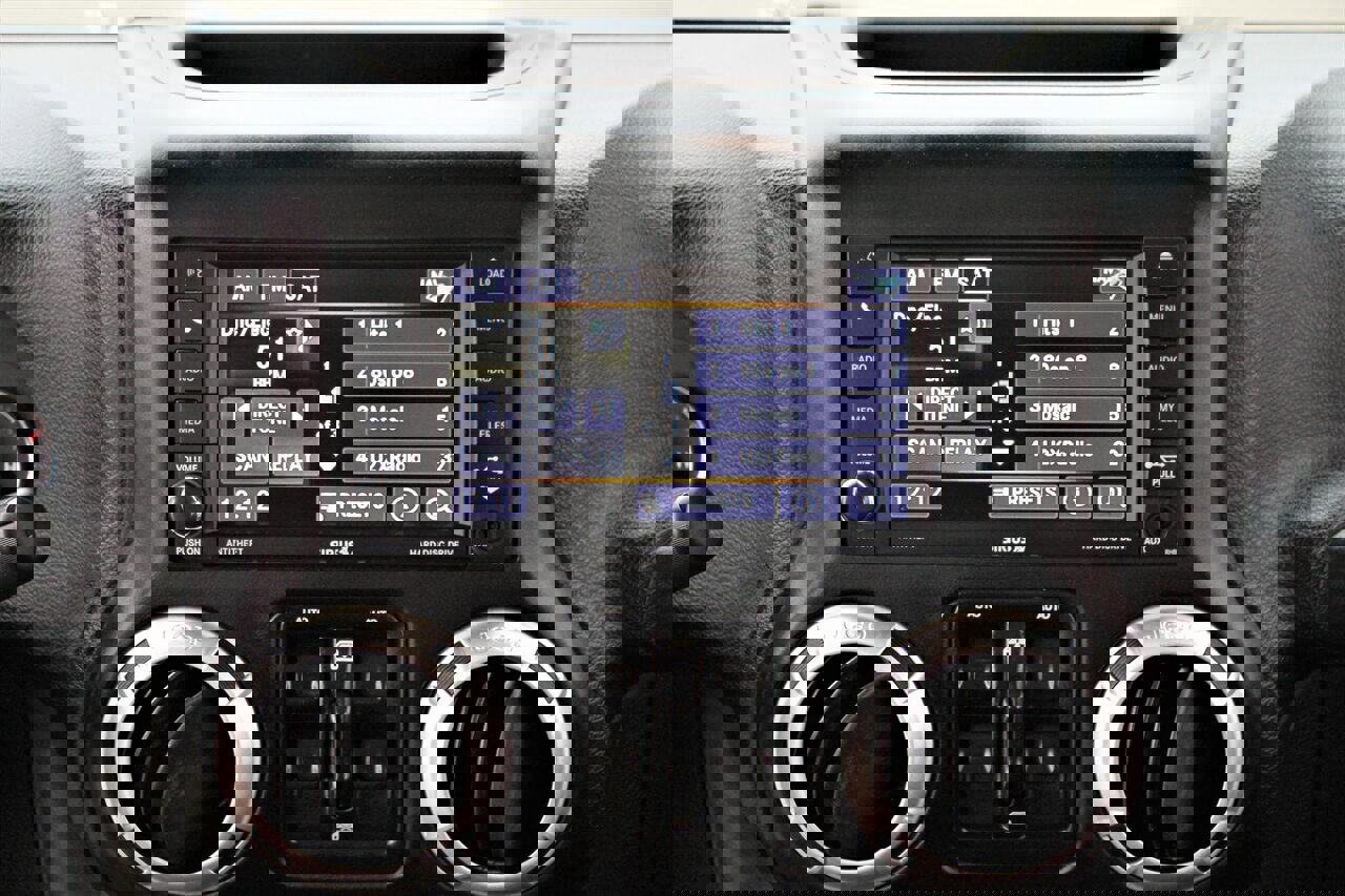 Used 2018 Jeep Wrangler Unlimited Sahara w/ Connectivity Group image 25