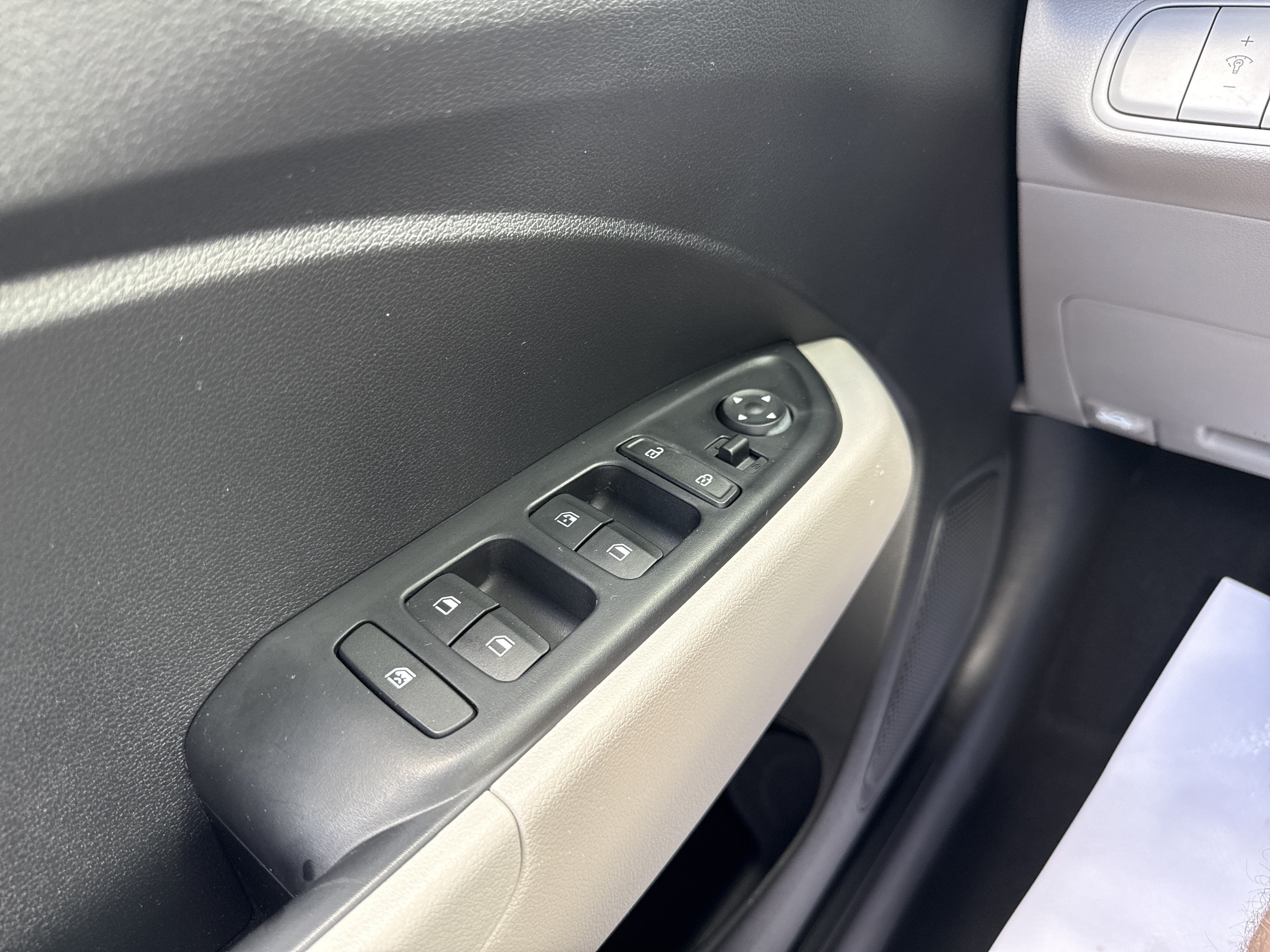 Certified 2025 Hyundai Venue SEL FWD image 18