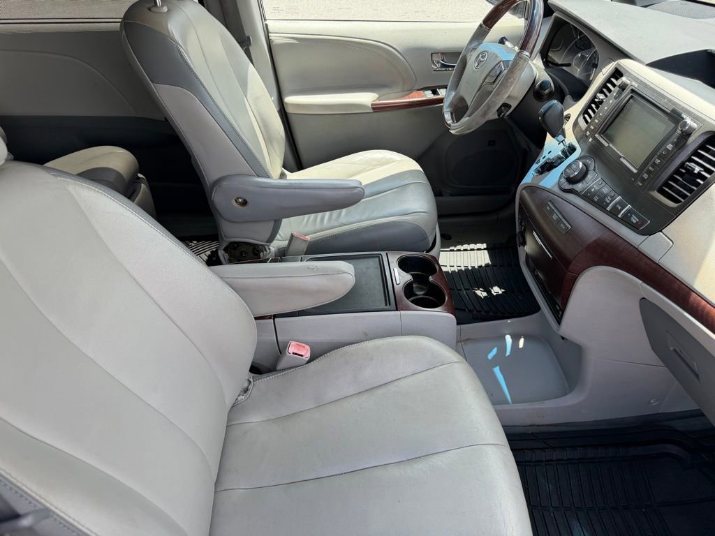 Used 2014 Toyota Sienna Limited w/ Limited Premium Package FWD image 14