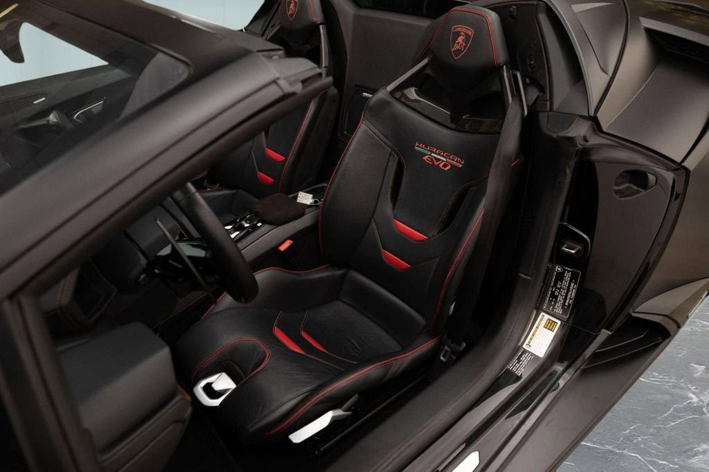 Used 2020 Lamborghini Huracan EVO image 34