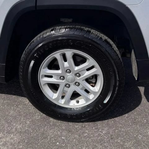 Used 2024 Jeep Grand Cherokee Laredo RWD image 8