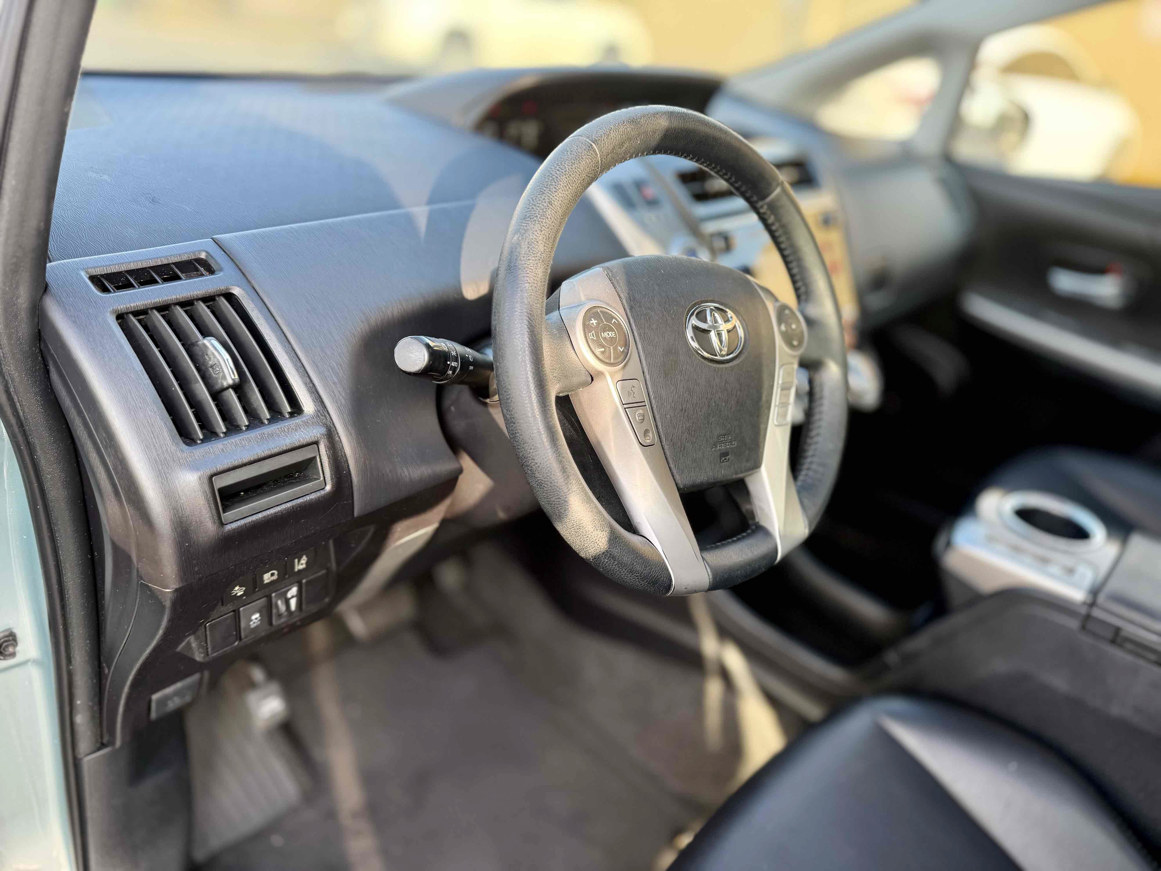 Used 2017 Toyota Prius V Five w/ Advanced Technology Package FWD image 18