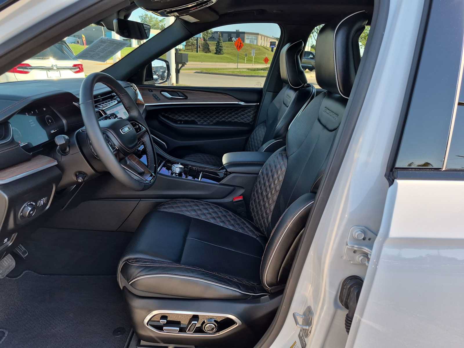 Used 2025 Jeep Grand Cherokee L Summit w/ Obsidian Package AWD/4WD image 16