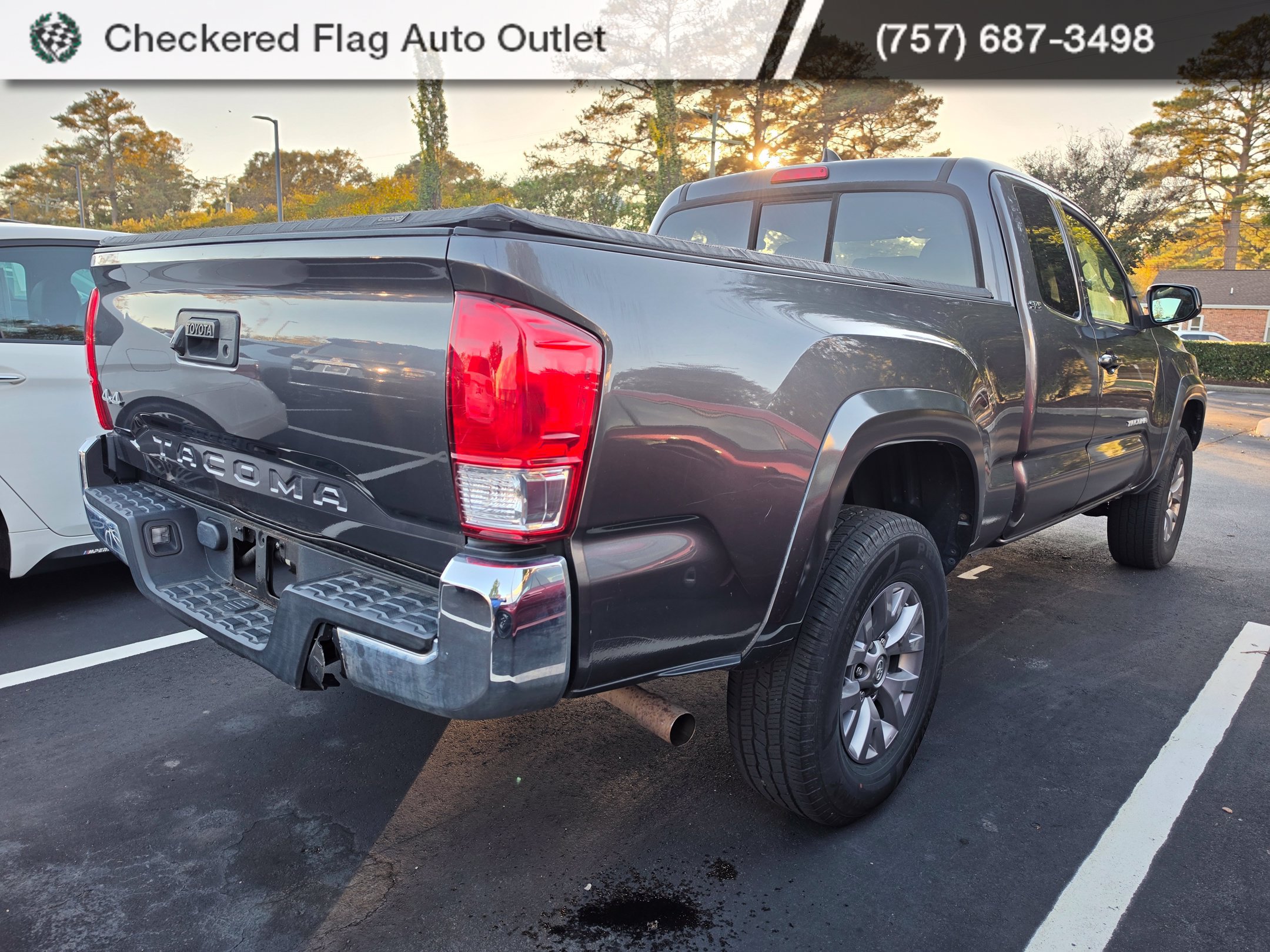 Used 2017 Toyota Tacoma SR5 w/ SR5 Appearance Package (SM) AWD/4WD image 6