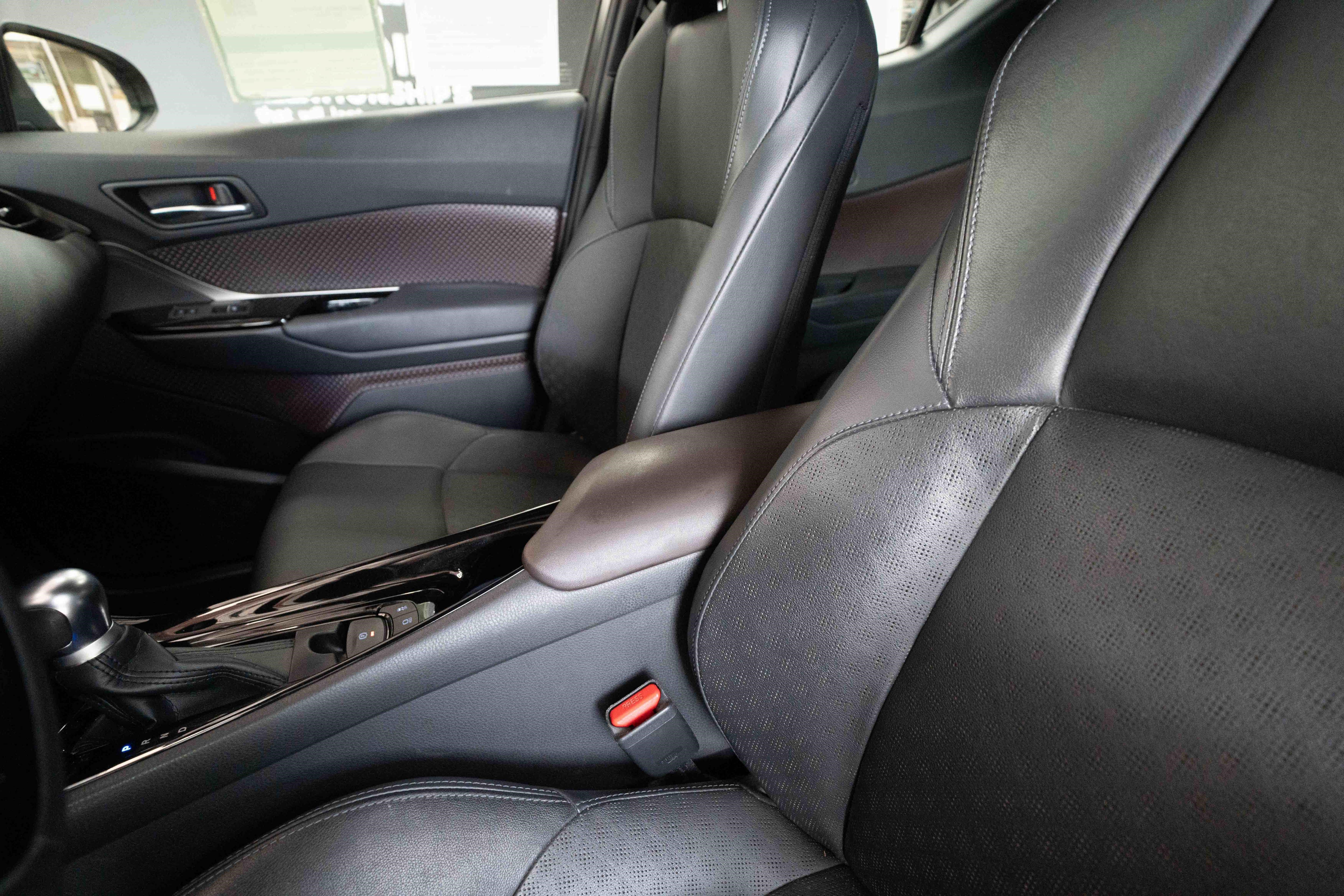 Used 2019 Toyota C-HR Limited FWD image 10