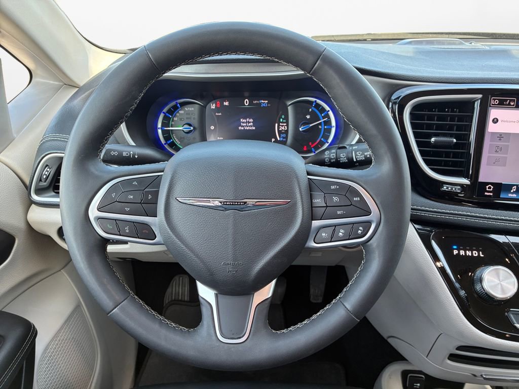 Used 2024 Chrysler Pacifica Select image 21