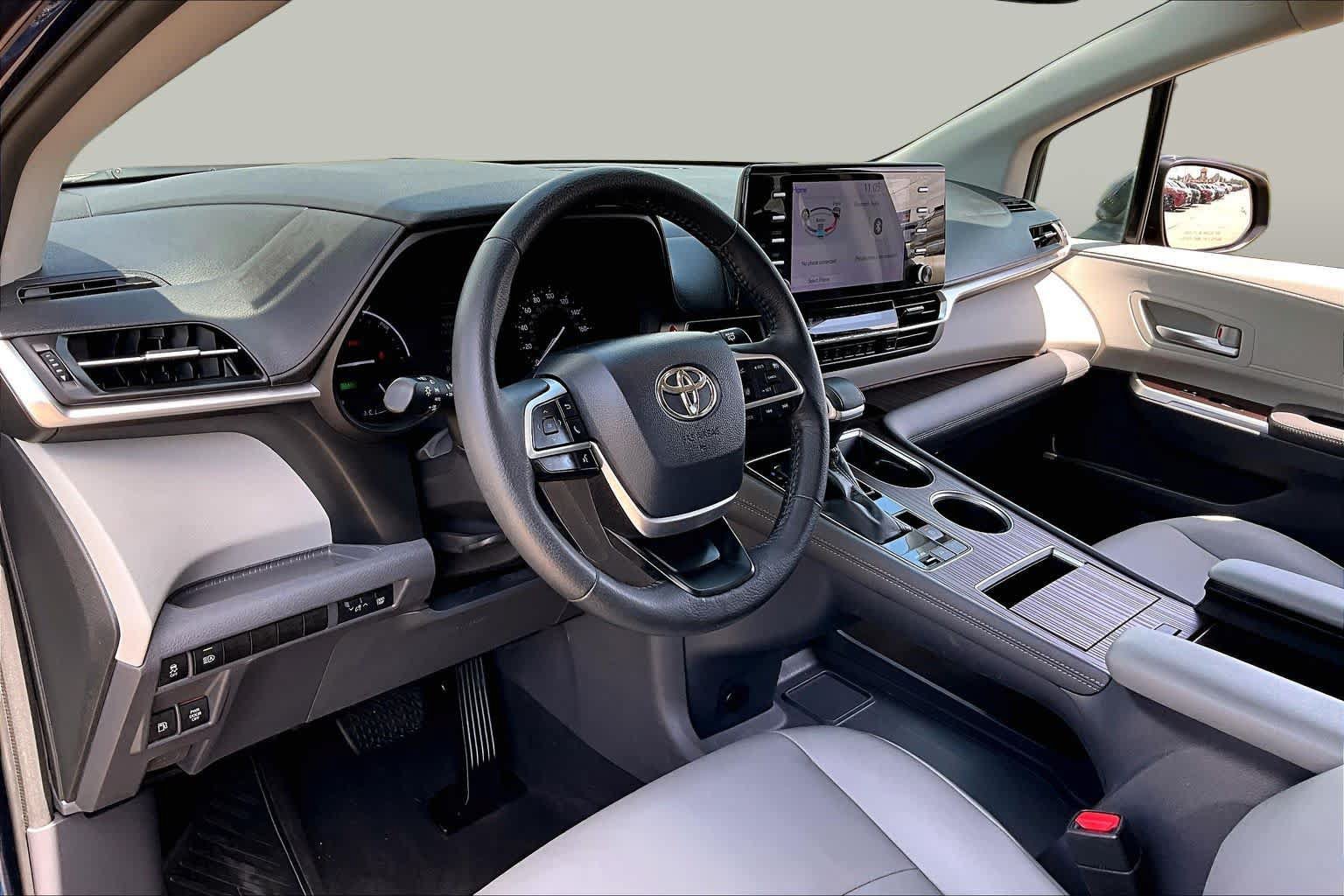 Used 2021 Toyota Sienna XLE FWD image 17