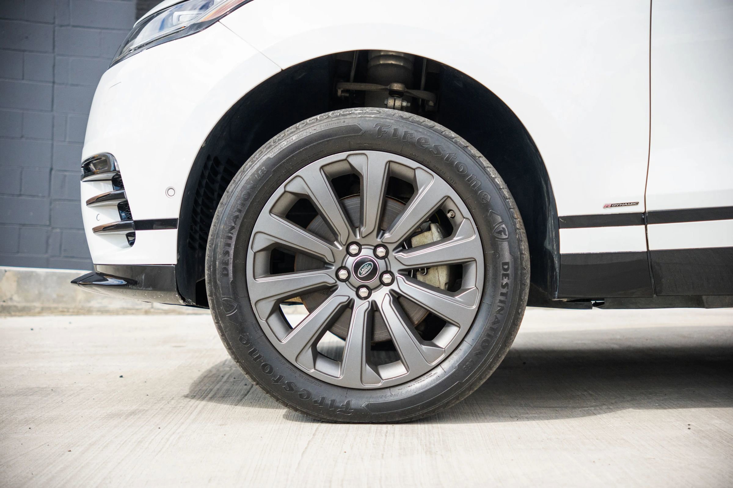 Used 2019 Land Rover Range Rover Velar R-Dynamic SE image 31