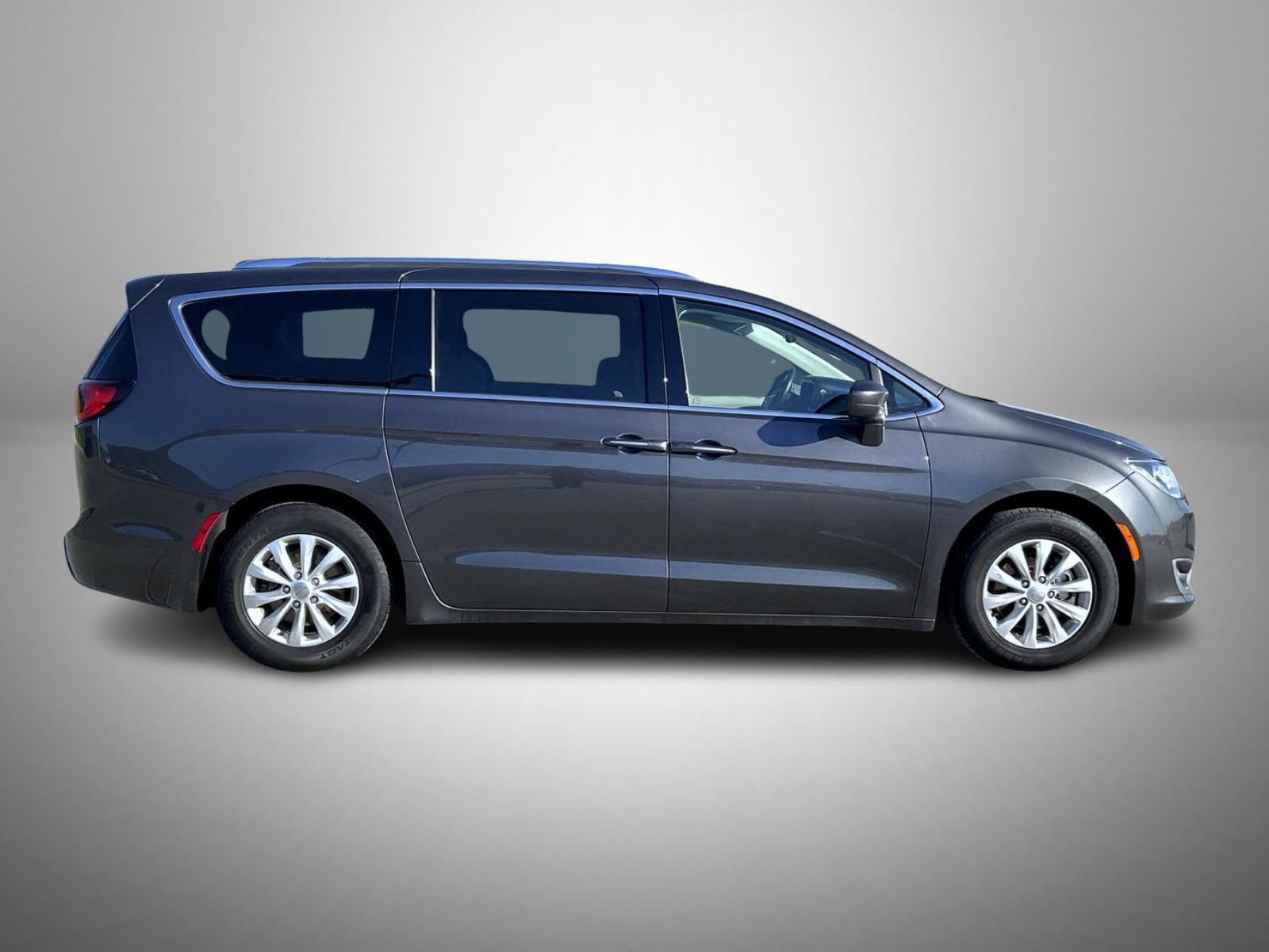 Used 2018 Chrysler Pacifica Touring-L Plus FWD image 4