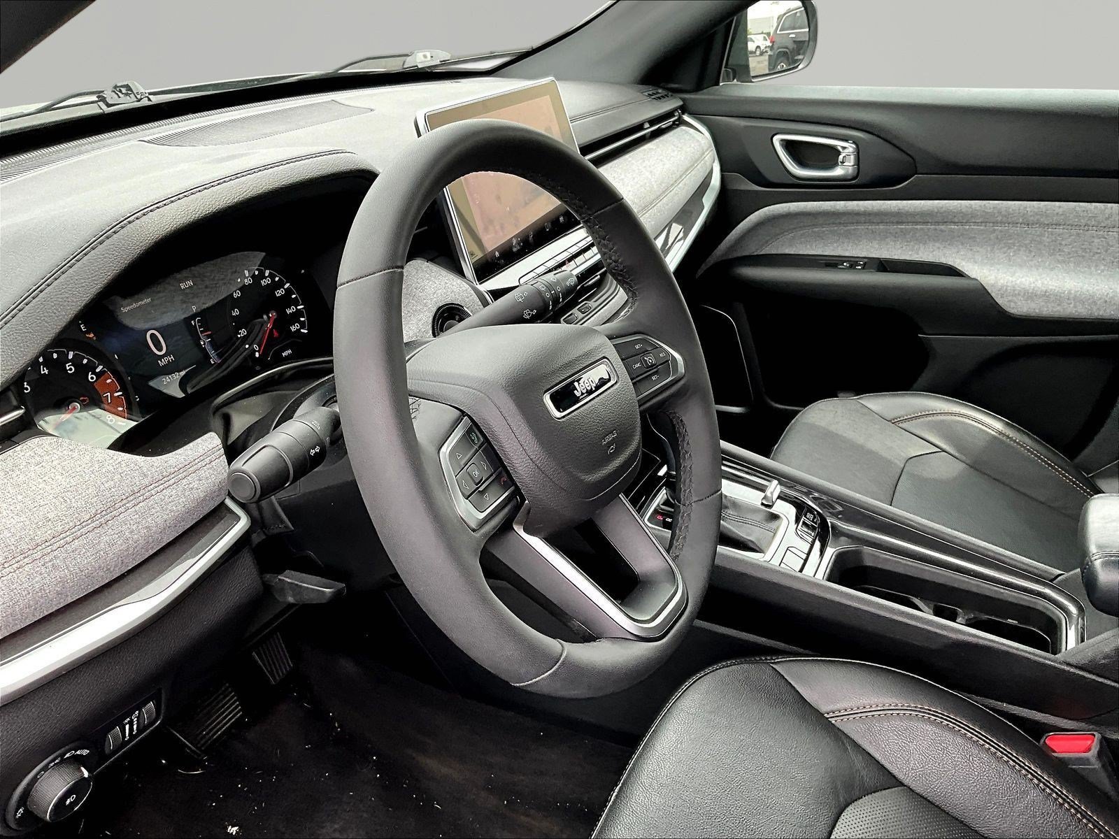 Used 2023 Jeep Compass Latitude AWD/4WD image 17