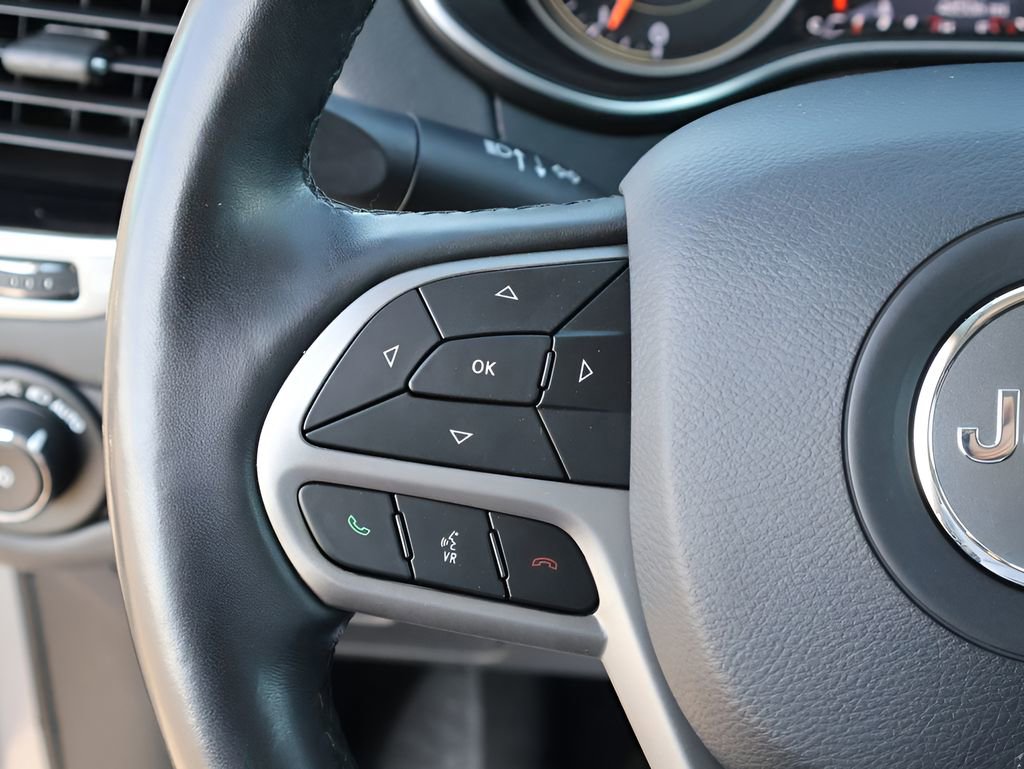 Used 2020 Jeep Cherokee Limited image 32