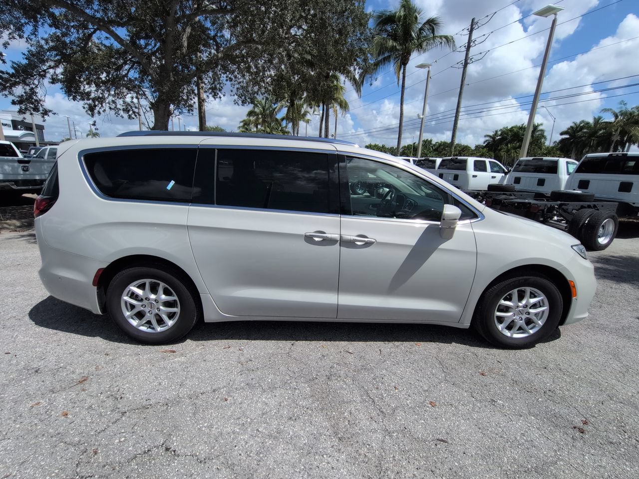 Used 2021 Chrysler Pacifica Touring-L w/ Premium & Safety Sphere Group FWD image 4