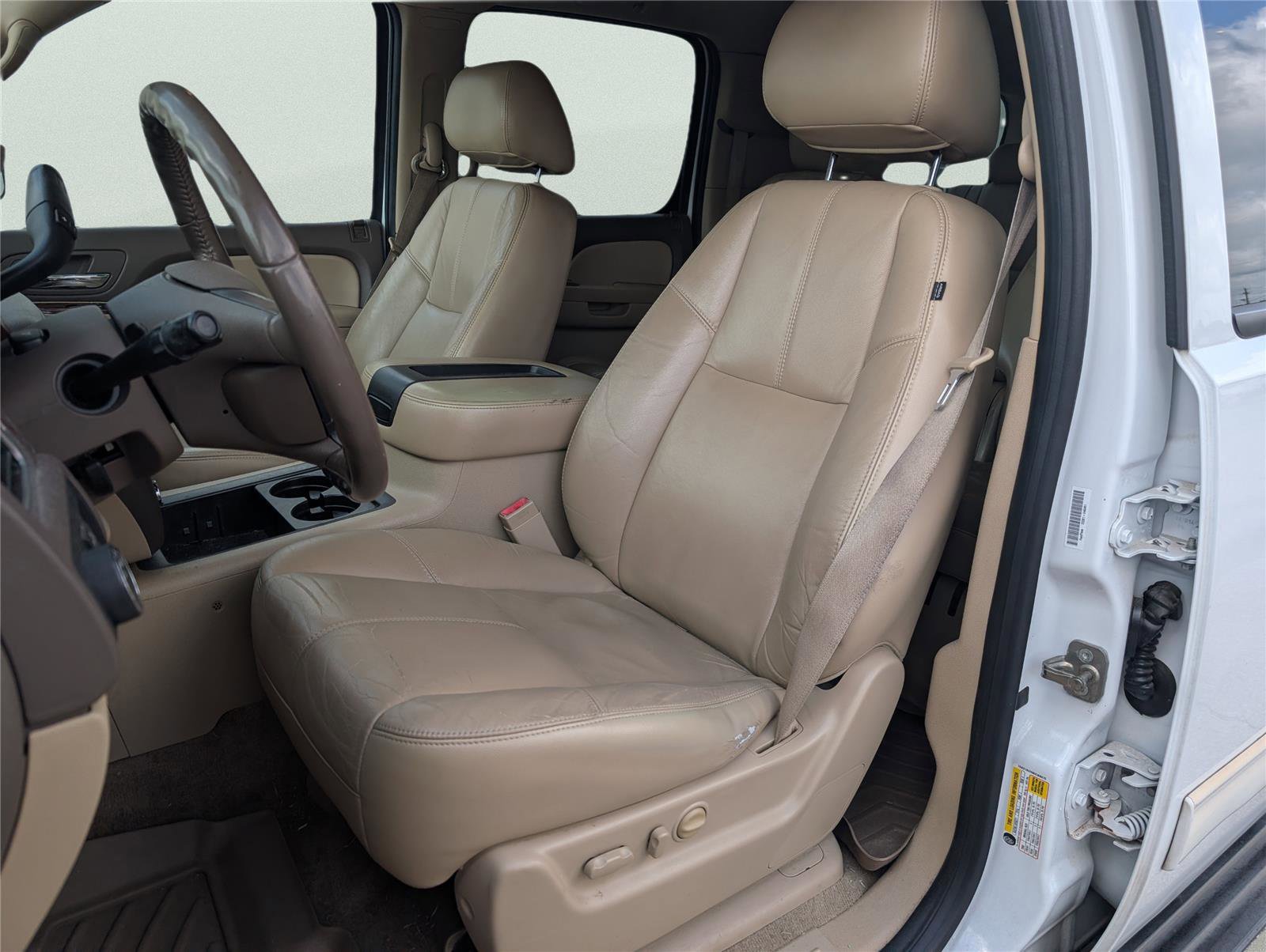 Used 2011 GMC Yukon XL SLT w/ SLT-2 Equipment Package image 11