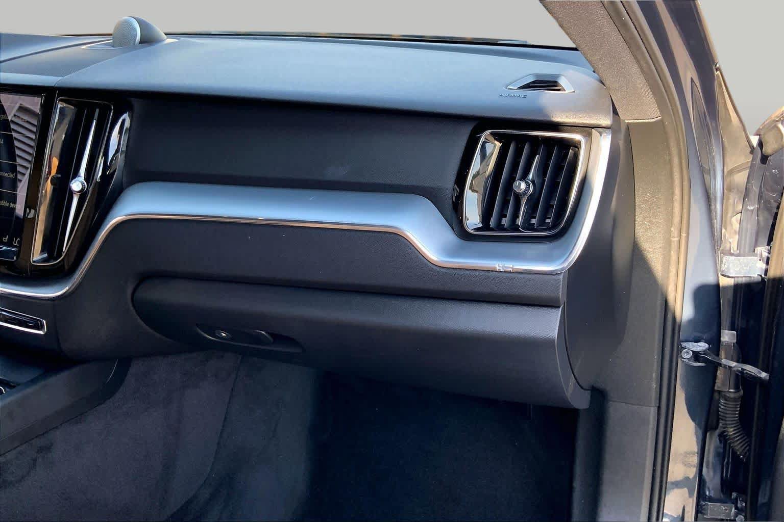 Used 2018 Volvo XC60 T5 Momentum w/ Vision Package AWD/4WD image 18