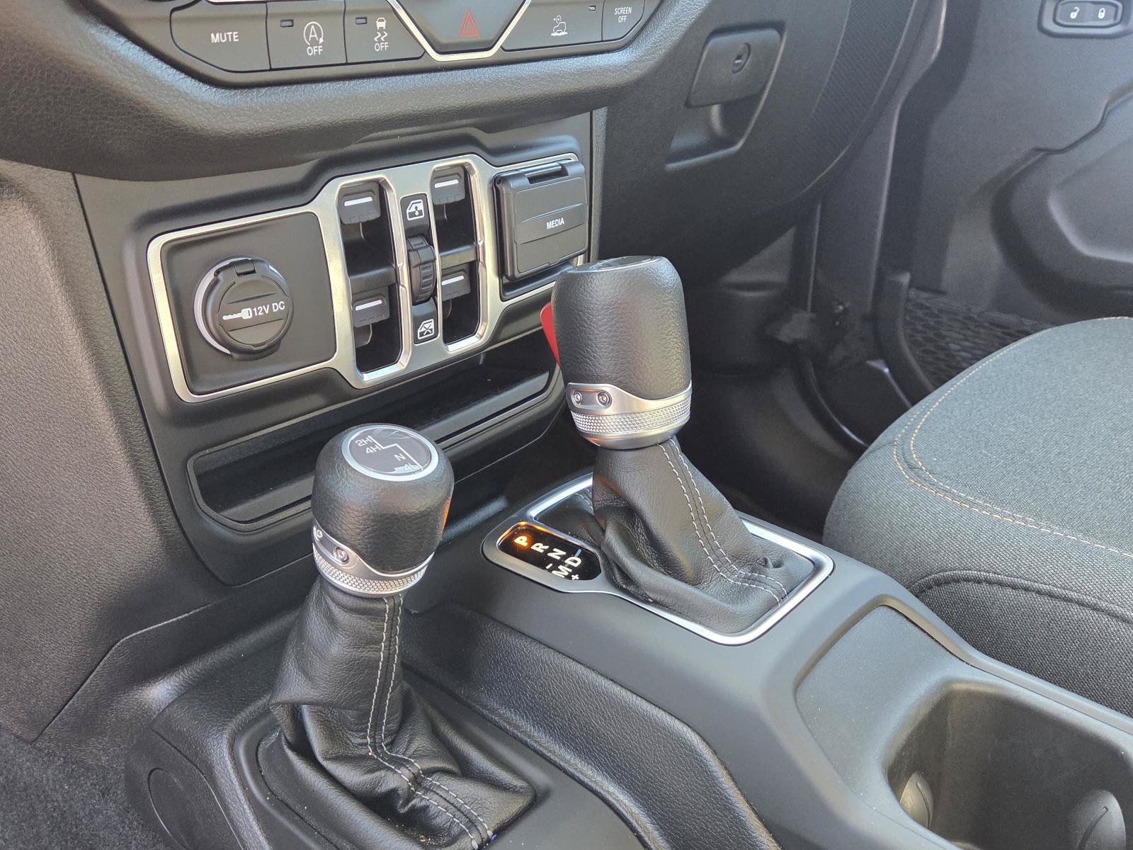 Used 2025 Jeep Gladiator Sport AWD/4WD image 16