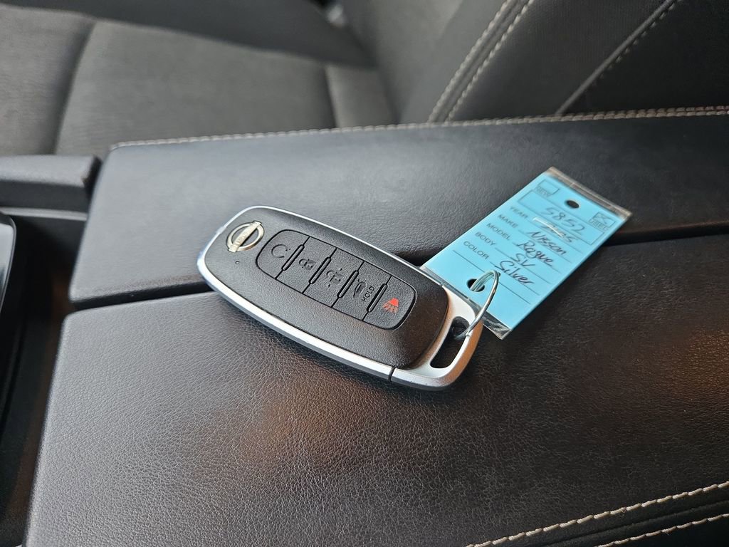Used 2025 Nissan Rogue SV image 28