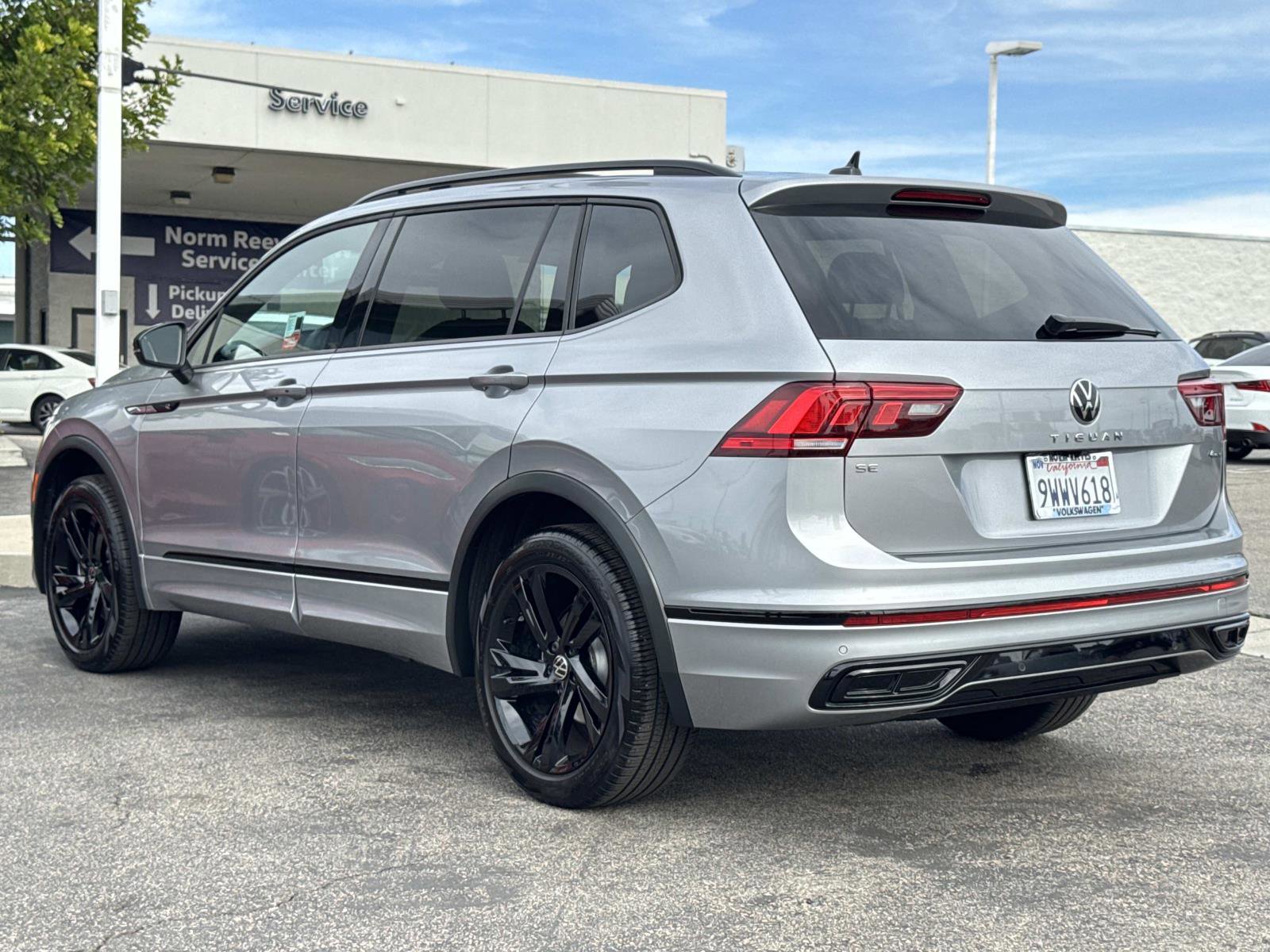 Certified 2024 Volkswagen Tiguan SE R-Line image 3