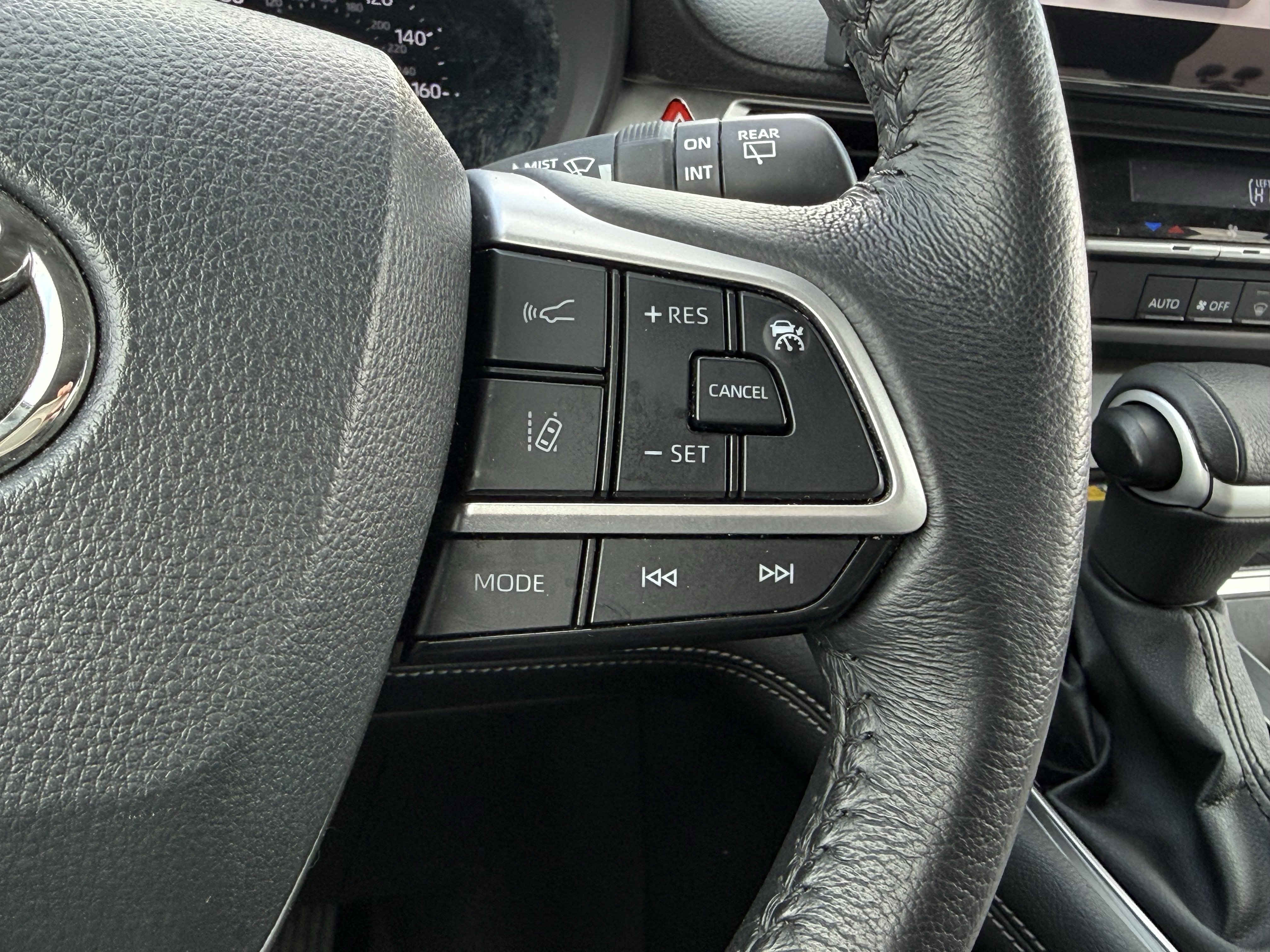 Used 2025 Toyota Sienna XLE image 27