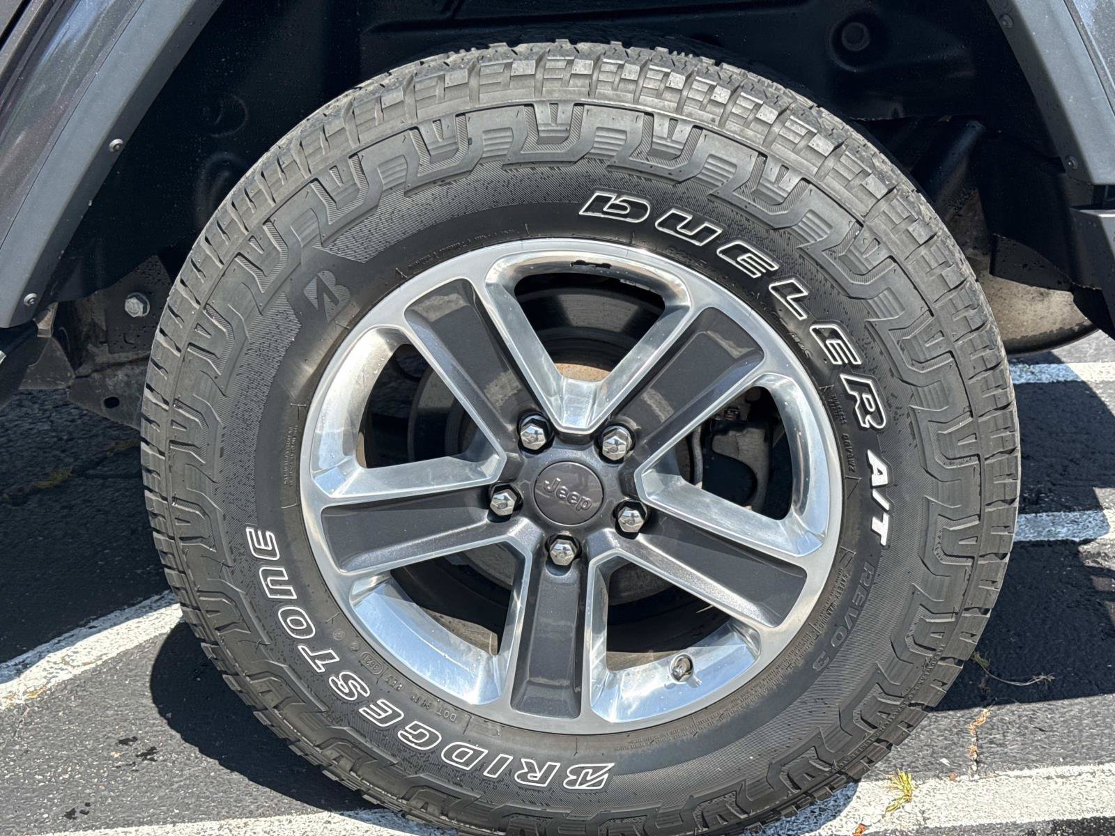 Used 2018 Jeep Wrangler Unlimited Sahara AWD/4WD image 9