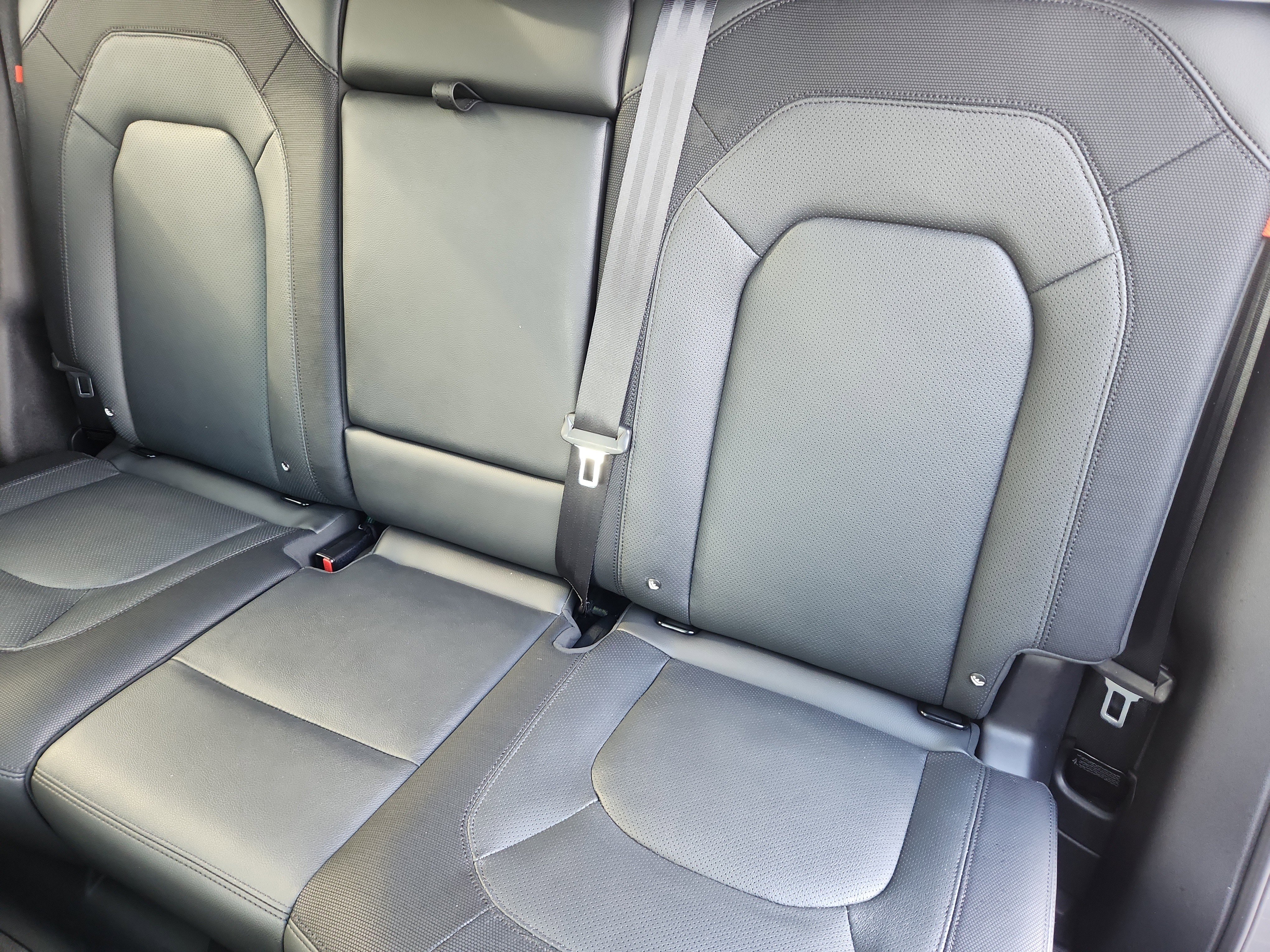 Used 2023 Land Rover Defender 110 X-Dynamic SE image 24