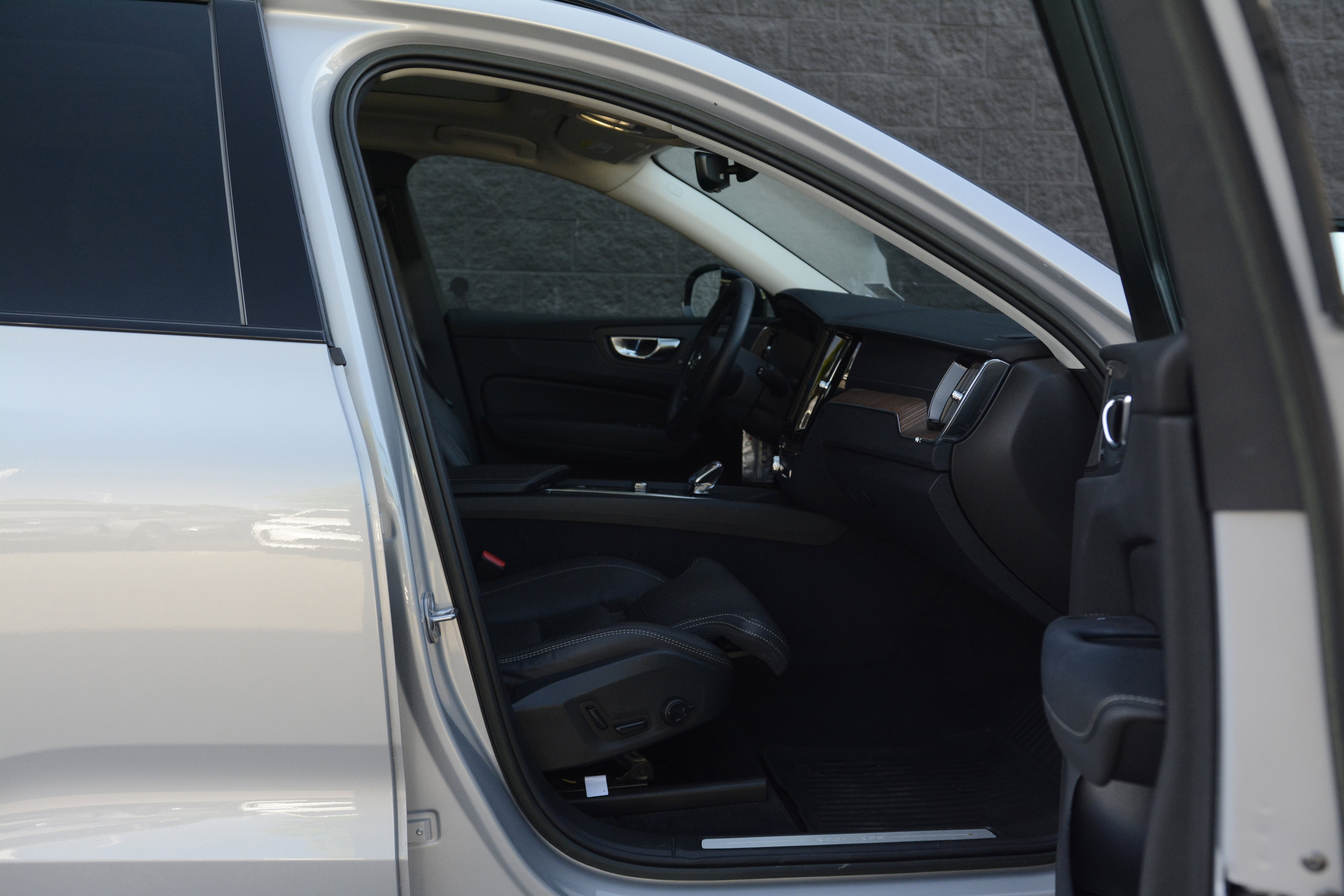 Used 2023 Volvo XC60 T8 Ultimate image 25