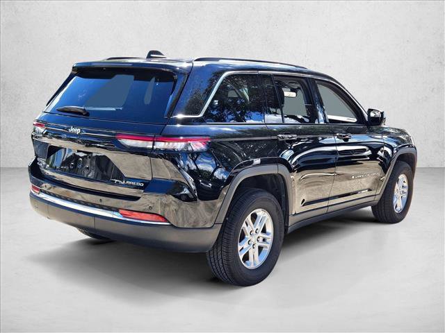 Used 2023 Jeep Grand Cherokee Laredo image 5