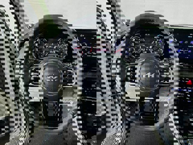 Certified 2024 Kia Carnival EX image 11