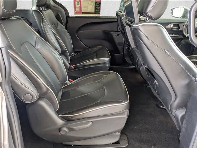 Used 2022 Chrysler Pacifica Limited w/ Uconnect Theater Family Group FWD image 18