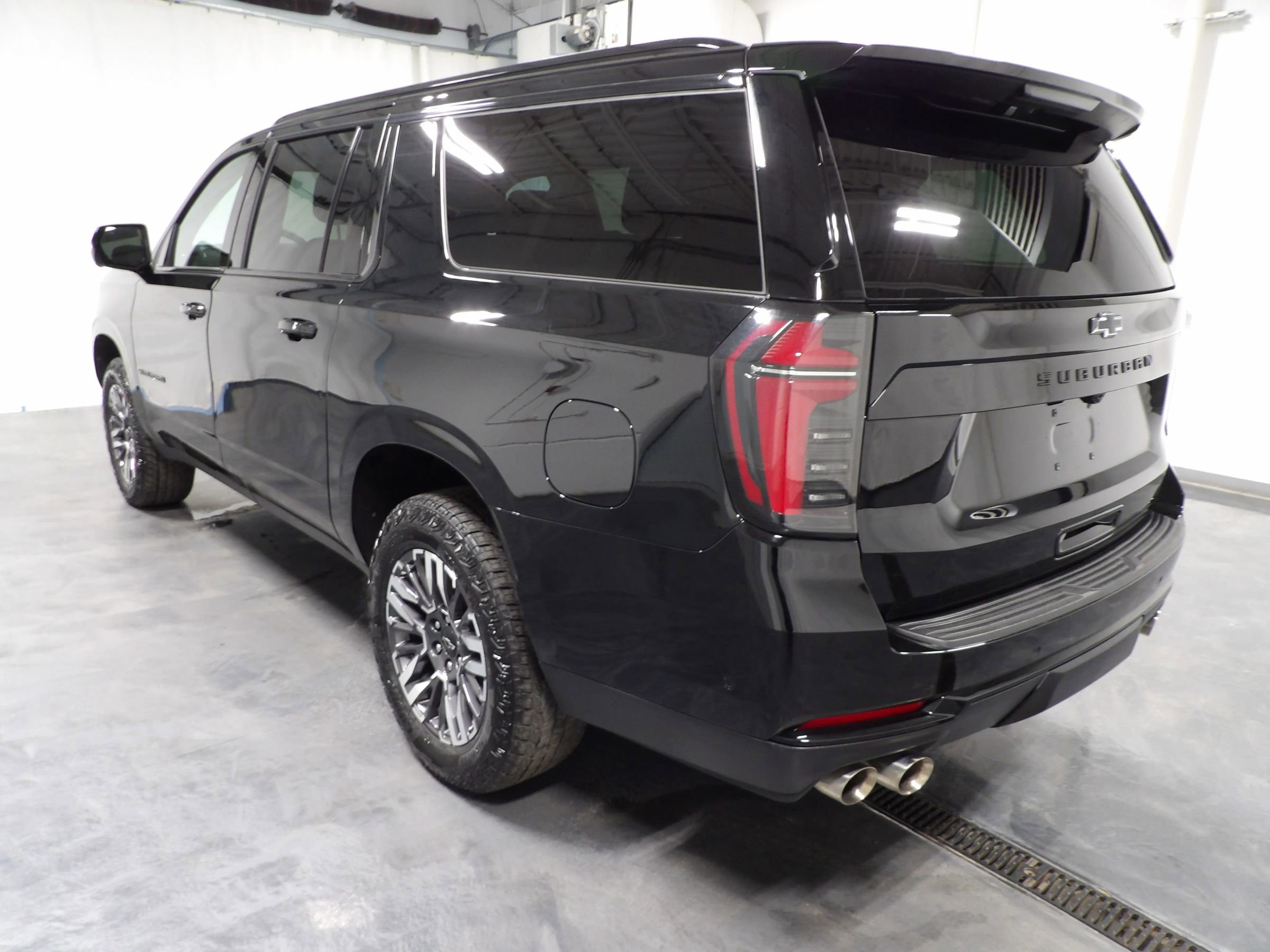 Used 2025 Chevrolet Suburban Z71 image 9