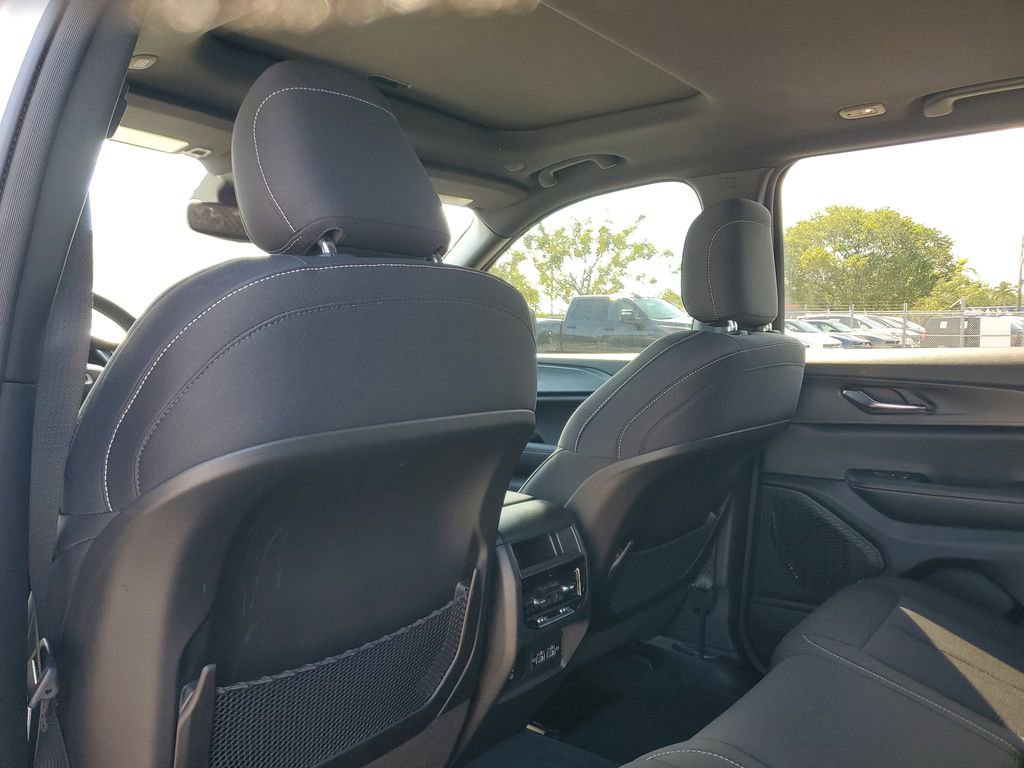Used 2024 Jeep Grand Cherokee Laredo X w/ Luxury Tech Group I AWD/4WD image 18