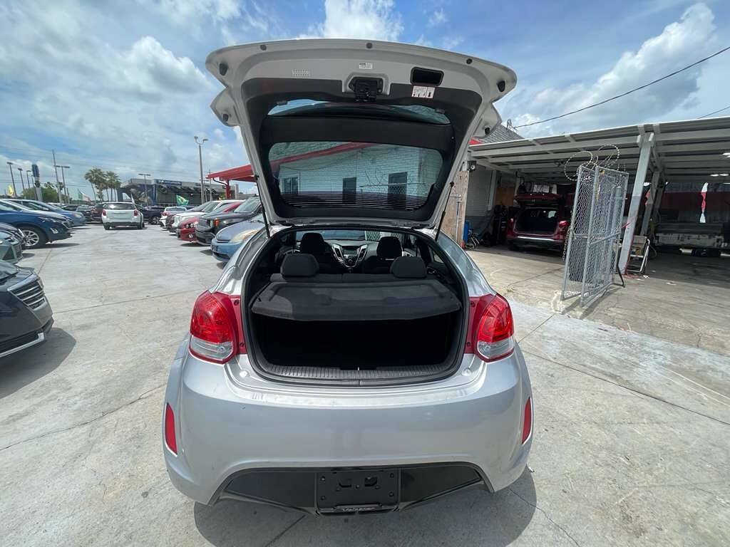 Used 2017 Hyundai Veloster Value Edition FWD image 18
