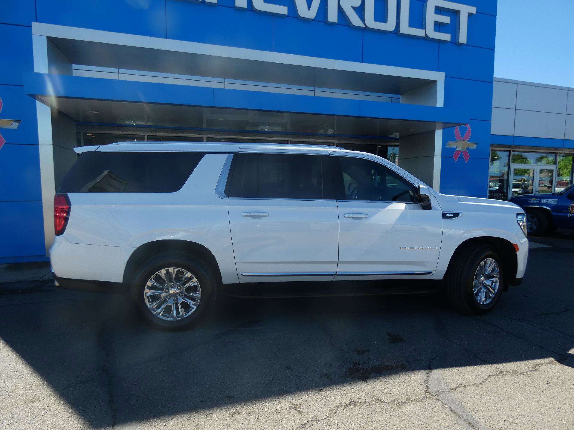 Used 2024 GMC Yukon XL Denali AWD/4WD image 2