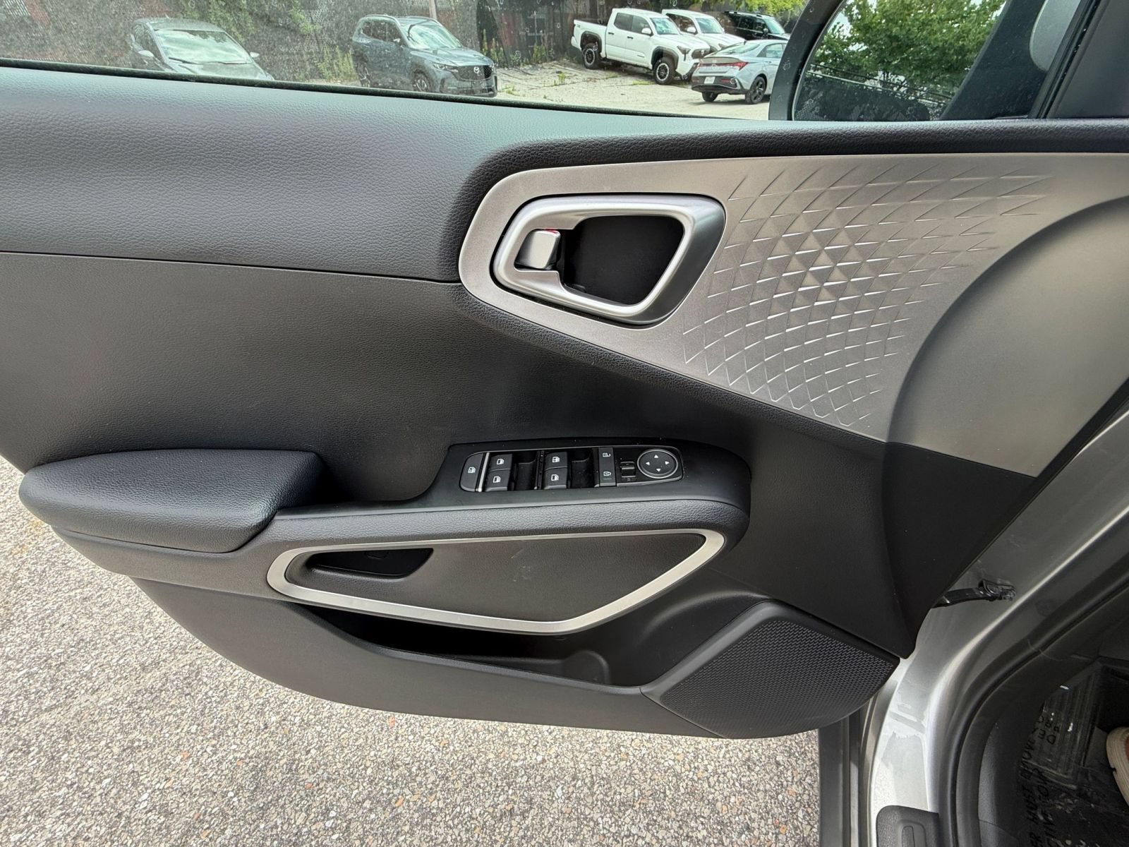 Used 2025 Kia Soul LX w/ LX Technology Package FWD image 18