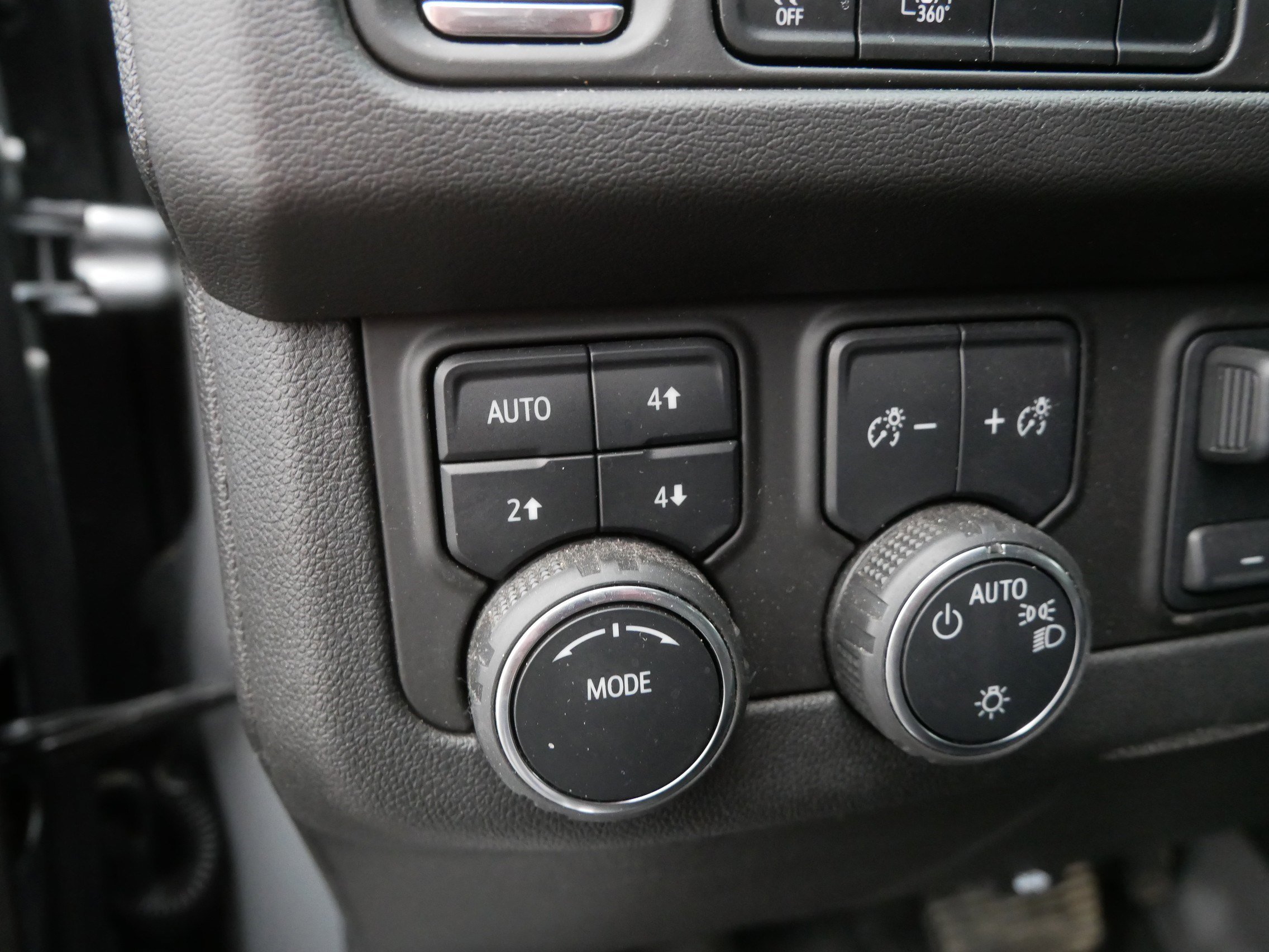 Used 2023 Chevrolet Suburban RST w/ Sport Performance Package image 24