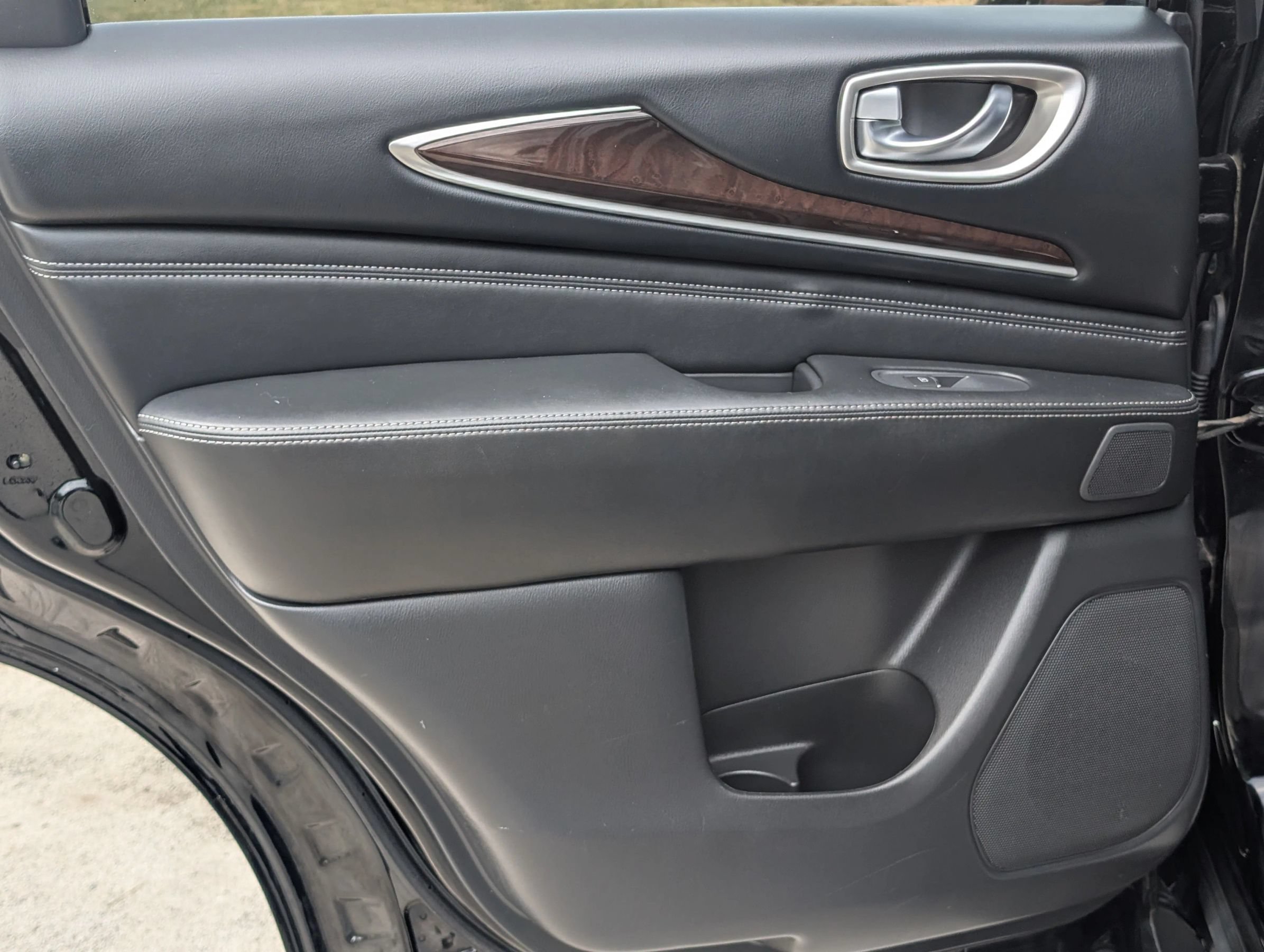 Used 2017 INFINITI QX60 FWD w/ Deluxe Technology Package image 35