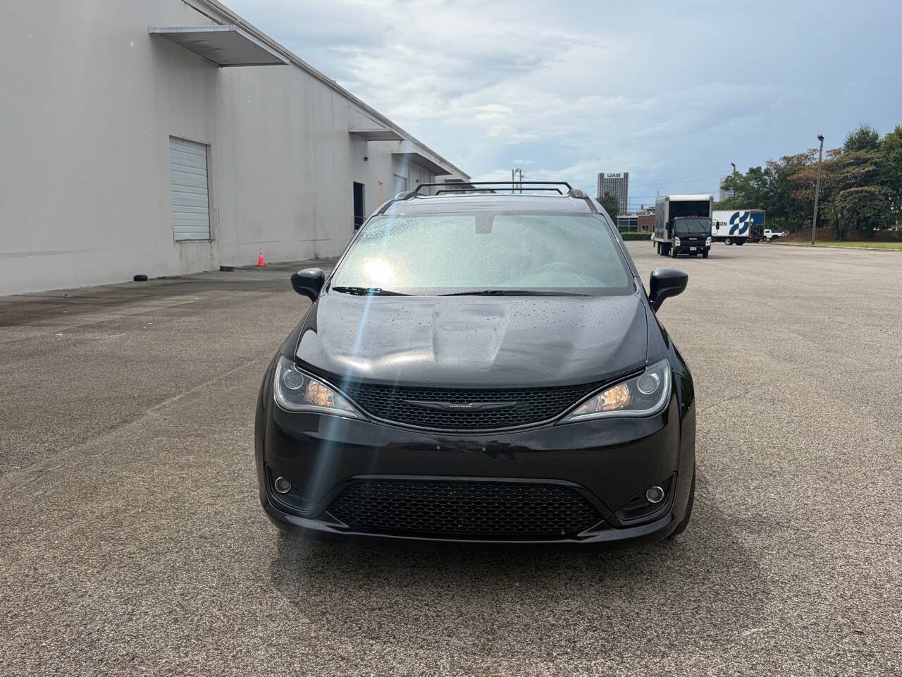 Used 2018 Chrysler Pacifica Touring-L w/ Premium Audio Group FWD image 2